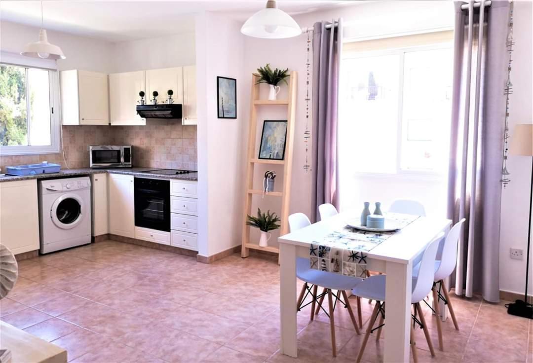 Pafia Sunbeach Modern Apartment Paphos Exterior foto