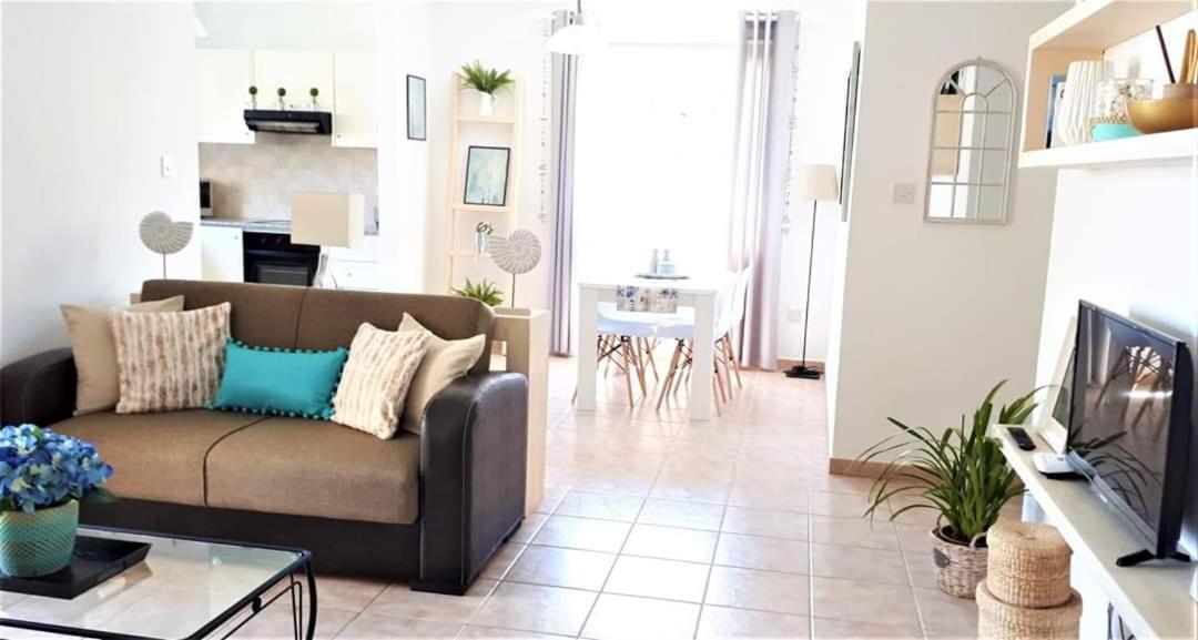 Pafia Sunbeach Modern Apartment Paphos Exterior foto